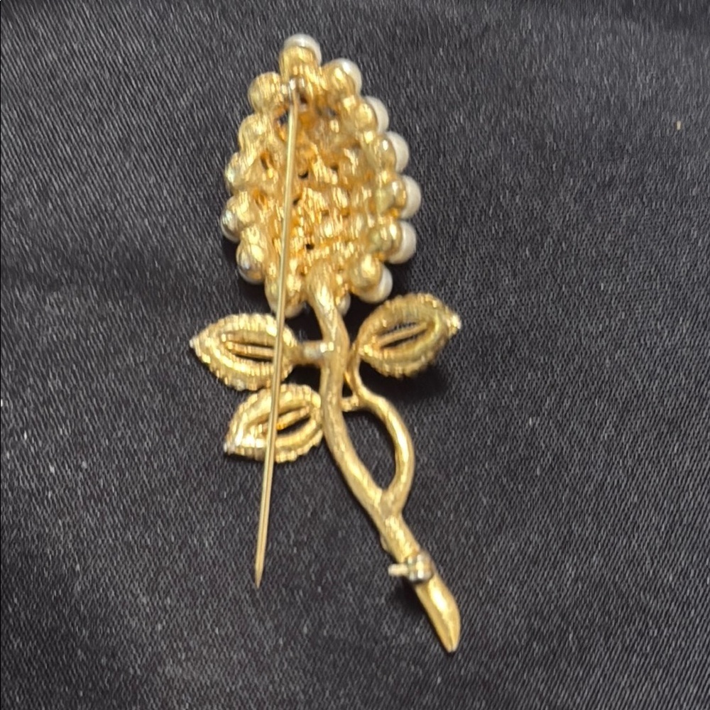 Elegant Gold and Pearl Brooch - Picture 2 of 2